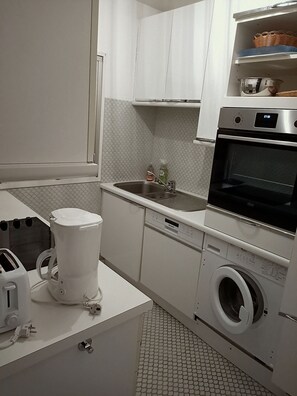 Kylskåp, mikrovågsugn, ugn och spishäll