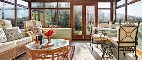 Cottage | Living area