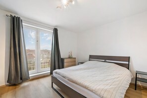 2 habitaciones y tabla de planchar con plancha 