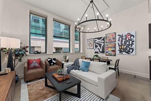 Heart of PGH | 2BR Urban Oasis | Free Parking+GYM