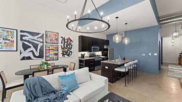 Een televisie en een kantoor