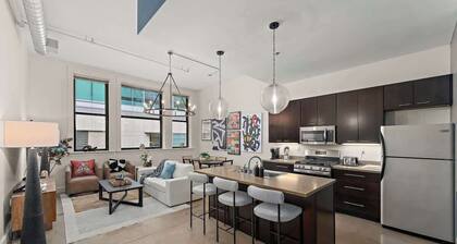 Heart of PGH - 2BR Urban Oasis- Free Parking+GYM