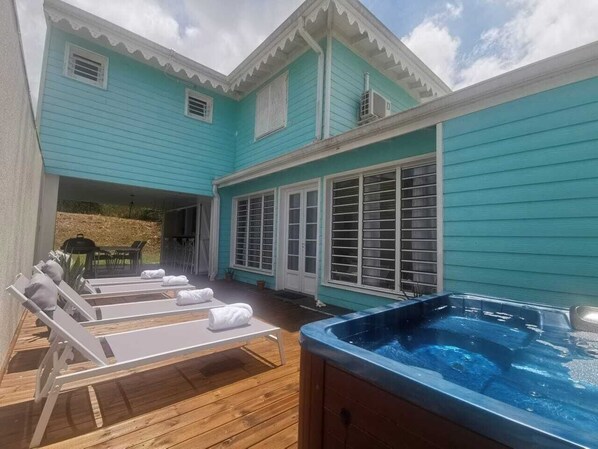 Terrace/patio - 2 minutes from the beach, pool, jacuzzi and parking included in a secure residence! (Les Trois-Îlets)