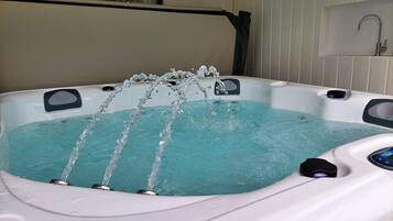 Cottage | Indoor spa tub