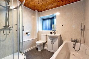 Bathroom - Bungalow in Mainsforth With Games Room (Ferryhill)