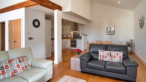 Un vaste espace de vie comprenant un canapé, une table basse et une table à manger.