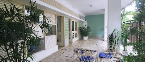 Classic Apartment | Outdoor dining