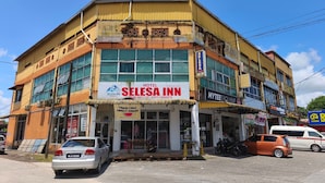 A hotel with a sign for 'SELSA INN' and 'TIMUN CINA DIRECT KEBUN'. - Hotel O Selesa Inn (Kuala Berang)