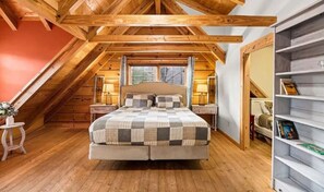 5 bedrooms, iron/ironing board, free WiFi, bed sheets