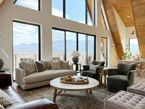 Smart TV y chimenea 