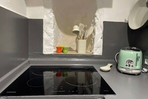 Microondas y placa de cocina