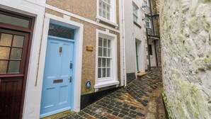 A narrow cobblestone street with buildings on either side. - Seahorse Cottage (St Ives)