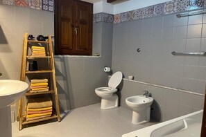 Douche, sèche-cheveux, serviettes fournies, savon