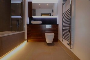 Apartamento | Banheiro | Chuveiro, secador de cabelo, toalhas de banho 