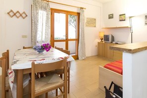Apartment, 1 Bedroom, Smoking, Patio | Dining