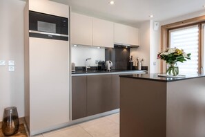 Réfrigérateur, four, lave-vaisselle, cafetière/bouilloire