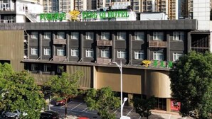 A hotel building with multiple floors and a prominent sign. - Hehuaju Hotel (Chuzhou Suning Plaza) (Chuzhou)