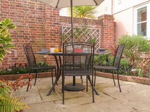 Outdoor dining - Sea Crest (Aldeburgh)