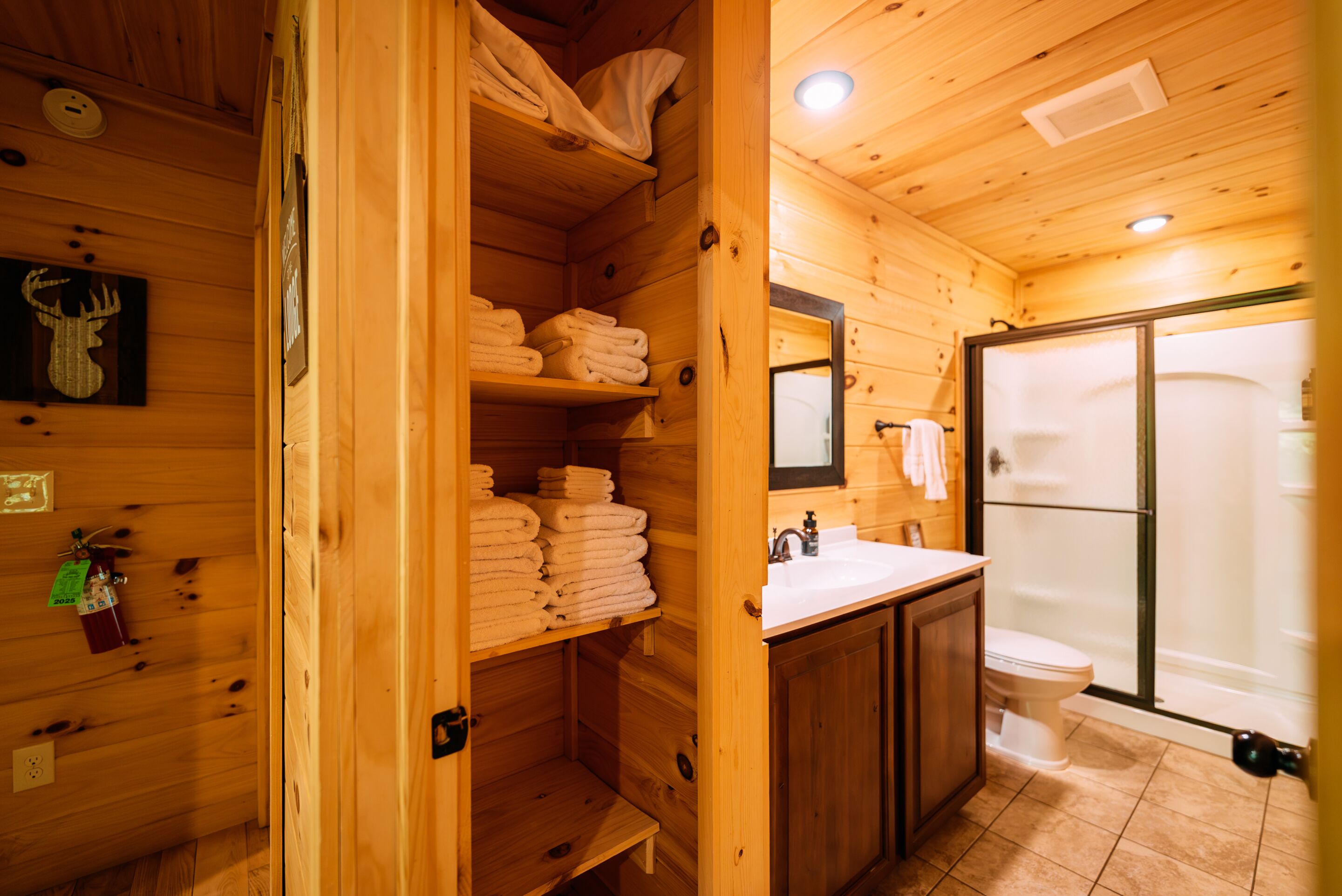 L’intérieur d’une cabane en bois comprend une salle de bain équipée d’un lavabo, de toilettes et d’une douche.