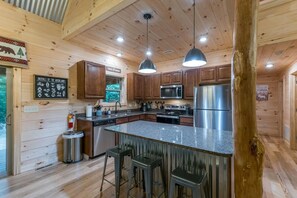 Fridge, microwave, oven, stovetop - Bear Crossing | Hocking Hills (Logan)