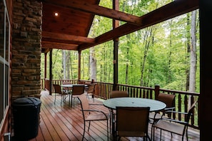 Outdoor dining - Bear Crossing | Hocking Hills, Sleeps 10, Pets (Logan)