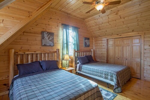 Grand Bentley | Hocking Hills, Pool & Theater