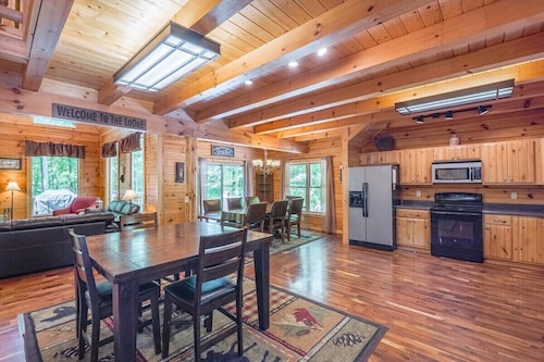 Grand Bentley | Hocking Hills, Pool & Theater