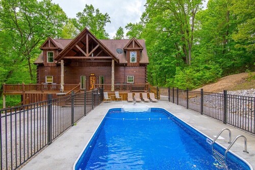 Grand Bentley | Hocking Hills | Pool