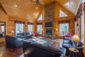 Televisión, chimenea y futbolito