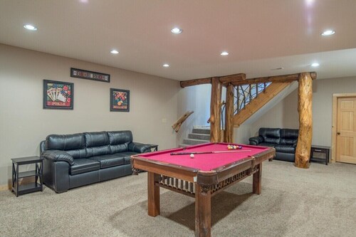 Creek Lodge | Hocking Hills, 7BR, Pool, Theater