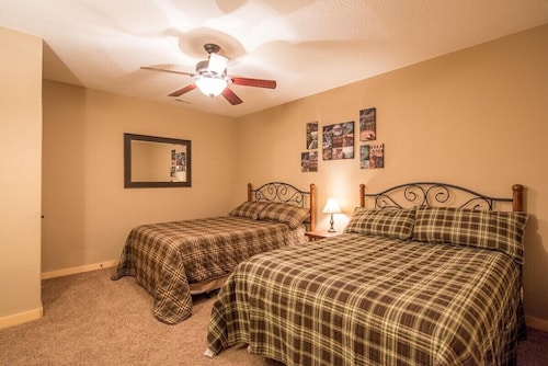 Creek Lodge | Hocking Hills, 7BR, Pool, Theater
