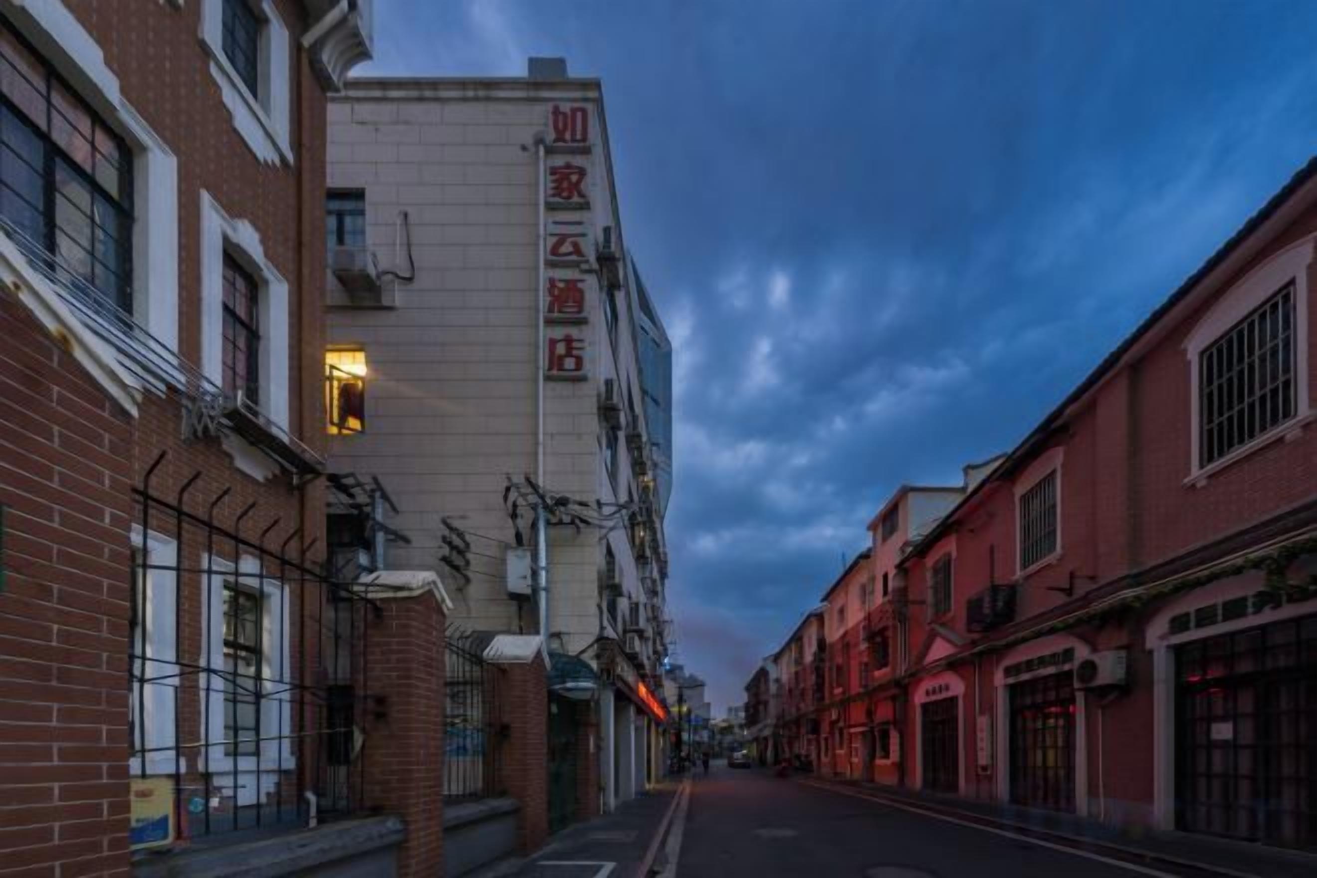 A street view with buildings, one with a sign that reads 'Hotel'.