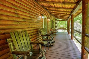 Terrace/patio - Amazing Starr Cabin | Hocking Hills, Hot Tub, 3BR (Rockbridge)