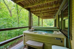 Outdoor spa tub - Hickory House | Hocking Hills, 30 Acres, Pets (Logan)