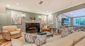 Älytelevisio, takka, pöytäjalkapallopöytä