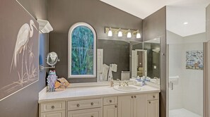 Douche, séchoir à cheveux, serviettes fournies, savon