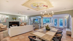 Älytelevisio, takka, pöytäjalkapallopöytä