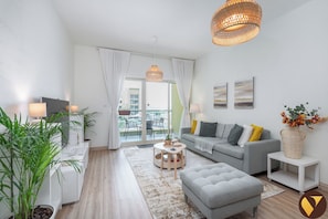 Appartement luxueux, vue sur la ville | Aire de séjour | Téléviseur connecté de 55 po avec télévision par câble