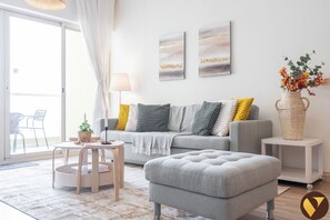 Apartamento superluxo, vista para a cidade | Área de estar | Smart TV 55 polegadas com canais a cabo