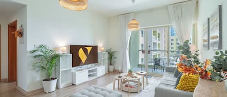 Apartamento superluxo, vista para a cidade | Área de estar | Smart TV 55 polegadas com canais a cabo