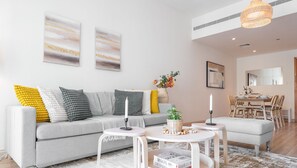 Apartamento superluxo, vista para a cidade | Área de estar | Smart TV 55 polegadas com canais a cabo
