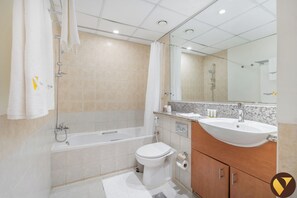 Luxury Apartment, City View | Bathroom | Bathtub, free toiletries, hair dryer, towels - Vogue | Al Alka Greens near Mall of the Emirates (Dubai)