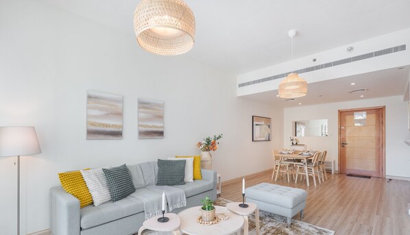 Appartement luxueux, vue sur la ville | Aire de séjour | Téléviseur connecté de 55 po avec télévision par câble