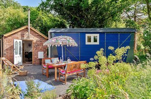 Chalet | Exterior - Train Carriage in Shrawardine With Starry Nights (Shrewsbury)