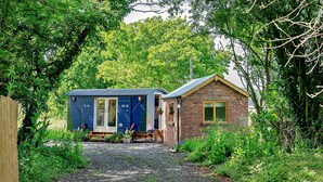 Chalet | Exterior - Train Carriage in Shrawardine With Starry Nights (Shrewsbury)