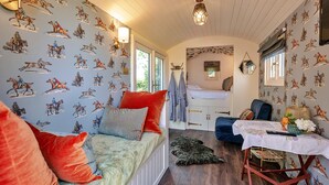 A cozy room with a bed, a desk, and a chair. - Train Carriage in Shrawardine With Starry Nights (Shrewsbury)