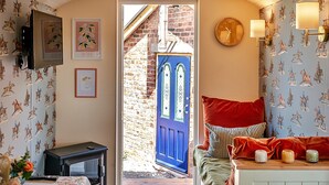 Chalet | Living room | Fireplace - Train Carriage in Shrawardine With Starry Nights (Shrewsbury)
