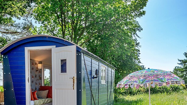 Chalet | Exterior - Train Carriage in Shrawardine With Starry Nights (Shrewsbury)