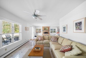 Smart TV - Classic Cape Escape in Charming Cotuit (Contuit)