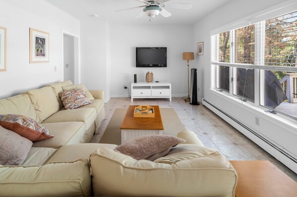 Smart TV - Classic Cape Escape in Charming Cotuit (Contuit)